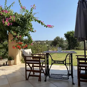 House With Garden In - 10' From Center Περατάτα